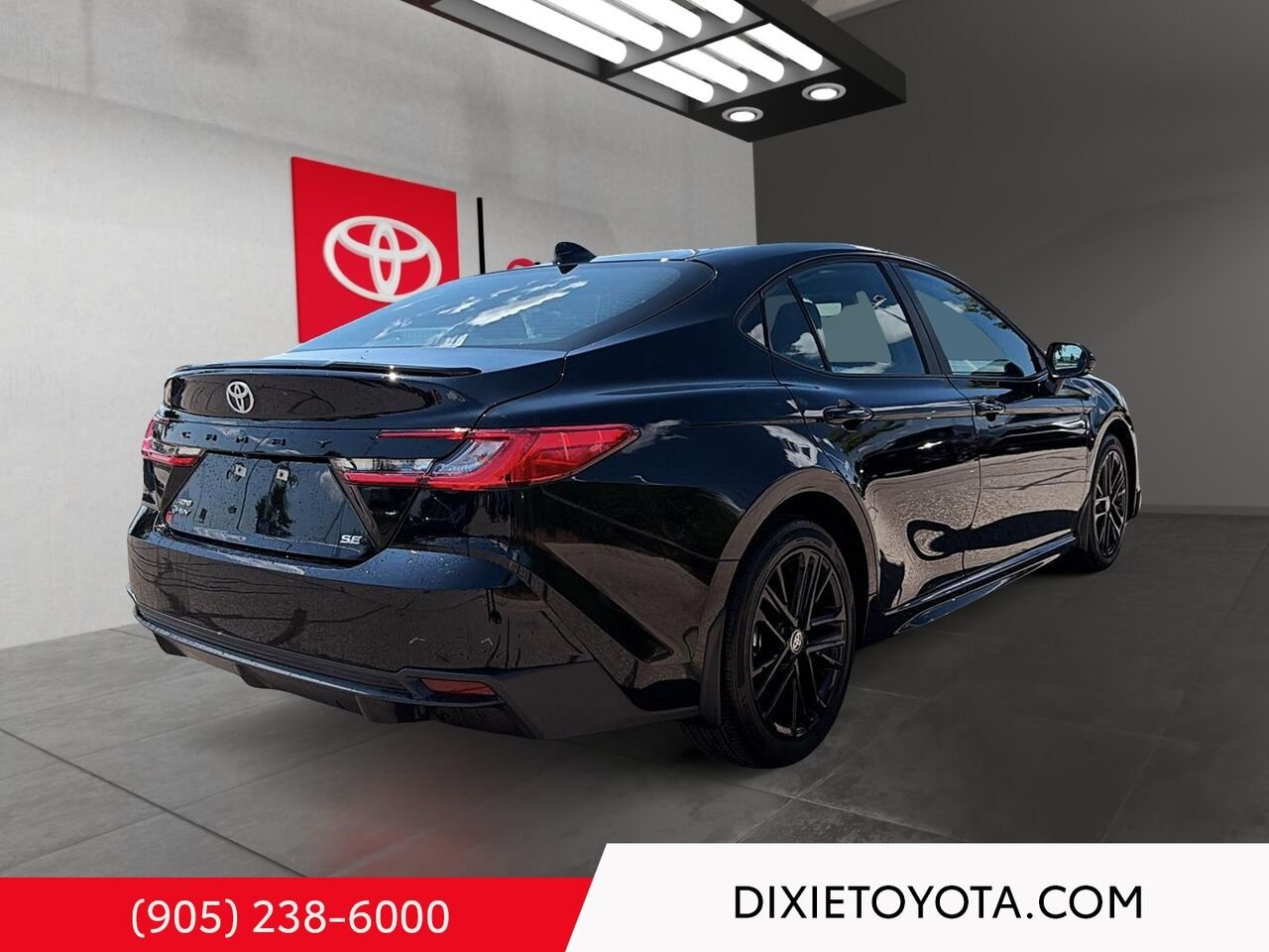 2026 Toyota Camry HYBRID SE UPGRADE AWD / CLEAN CARFAX / HEATED SEATS / MOONROOF / ALLOY WHEELS / CARPLAY AND ANDROID AUTO Black Mississauga - photo #3