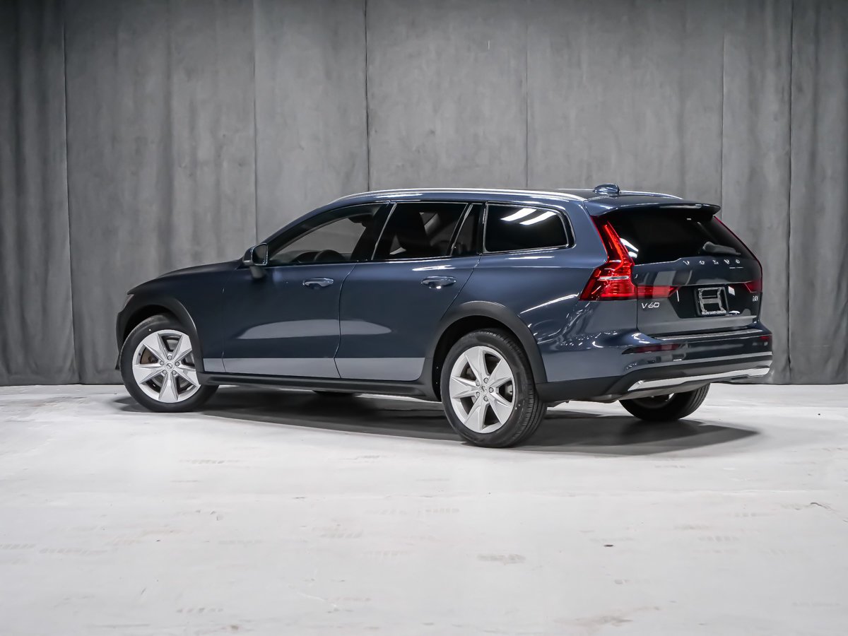 Volvo V60 Cross Country B5 CORE CLIMATE 2023 Bleu Montréal - photo #3