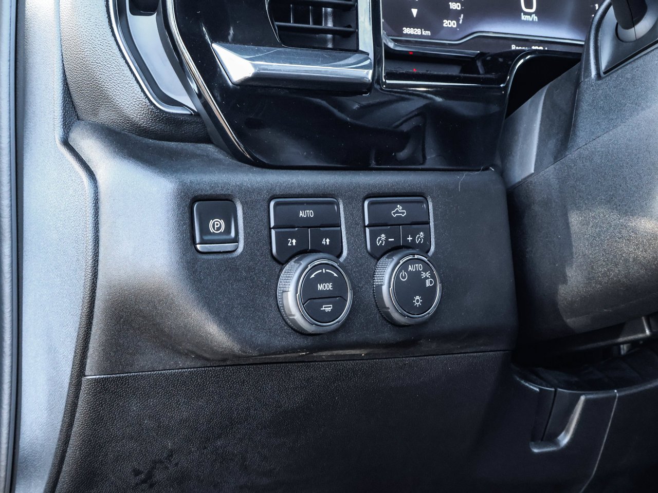 2025 Chevrolet Silverado 1500 4WD Crew Cab 147 LT White Sherwood Park - photo #19
