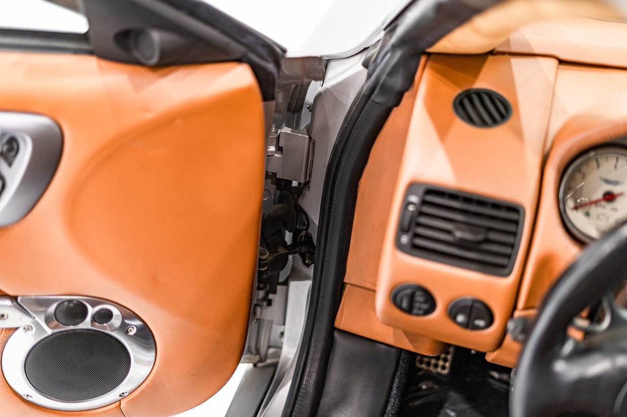 Aston Martin Vanquish PRIX EN USD | ORIGINAL MSRP OF $225,000 USD - FACTORY UPGRADE TO VANQUISH S TRANSMISSION 2003 Gris Montréal - photo #68
