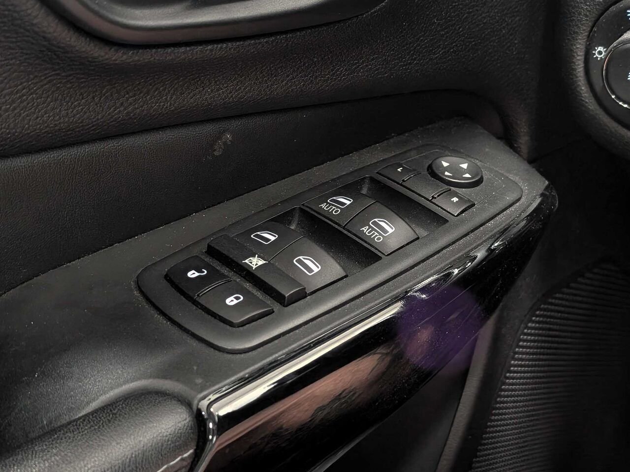 2021 Jeep CHEROKEE 4x4 Altitude 8 Pneus Cuir Toit Pano Red Sherbrooke - photo #15