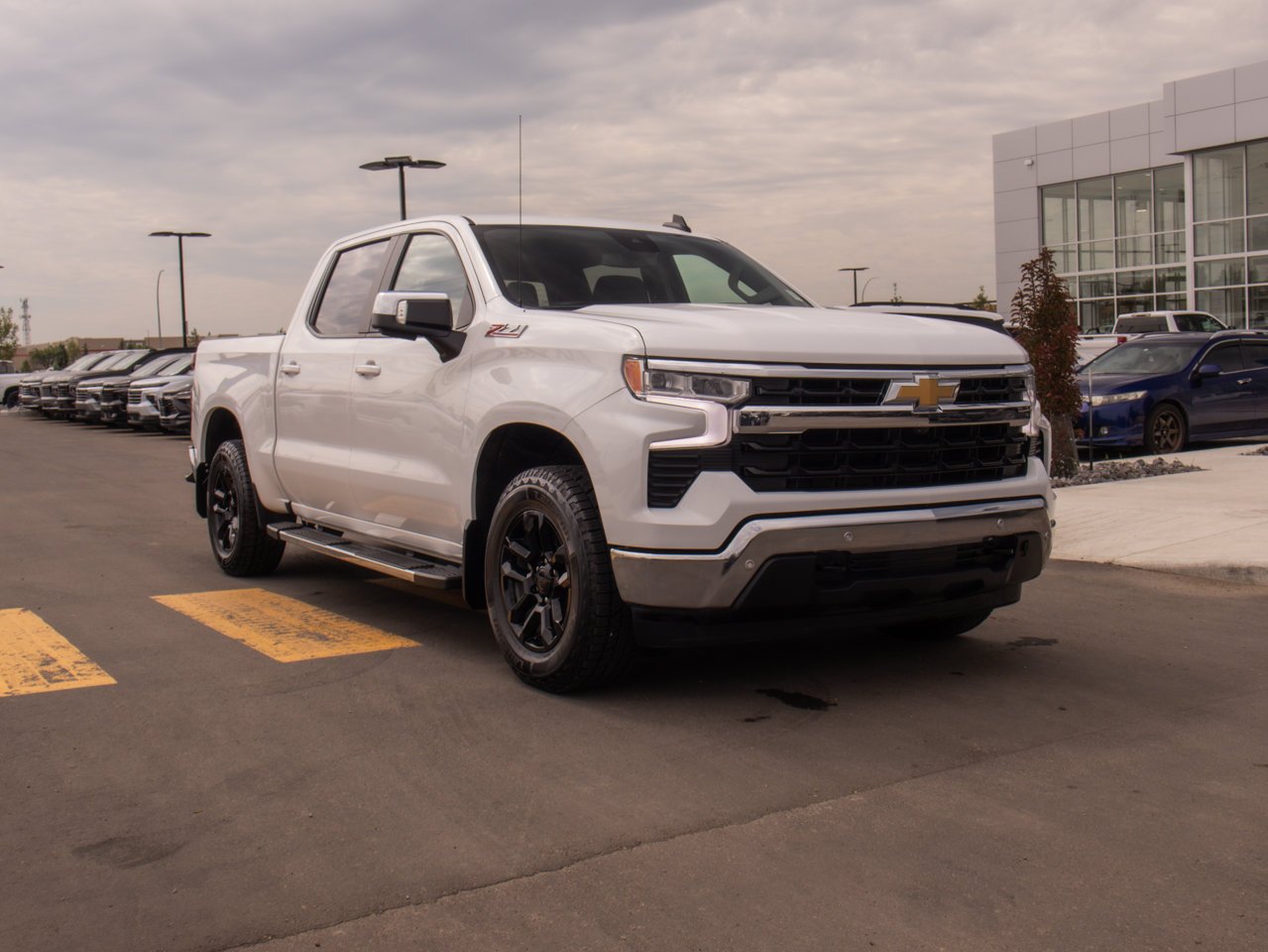 2024 Chevrolet Silverado 1500 4WD Crew Cab 147 LT White Sherwood Park - photo #12