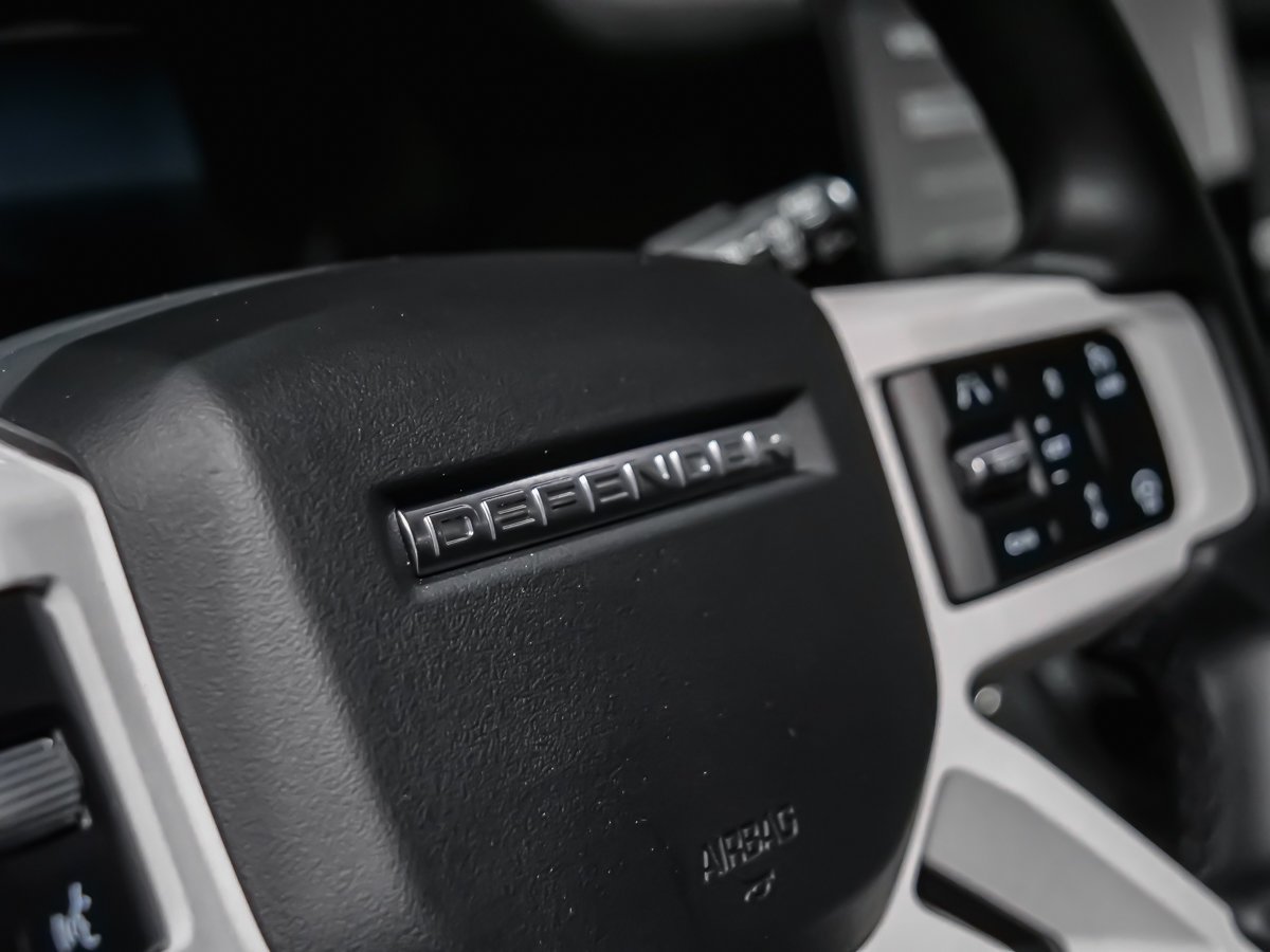 2025 Land Rover Defender S Green Montreal - photo #21