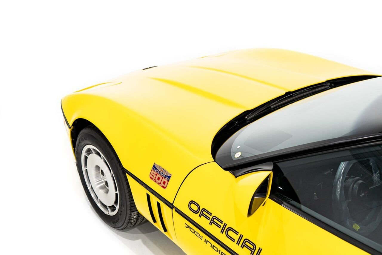Chevrolet Corvette Pace Car livery with only 17,380km (10,800miles) 1986 Jaune Montréal - photo #32
