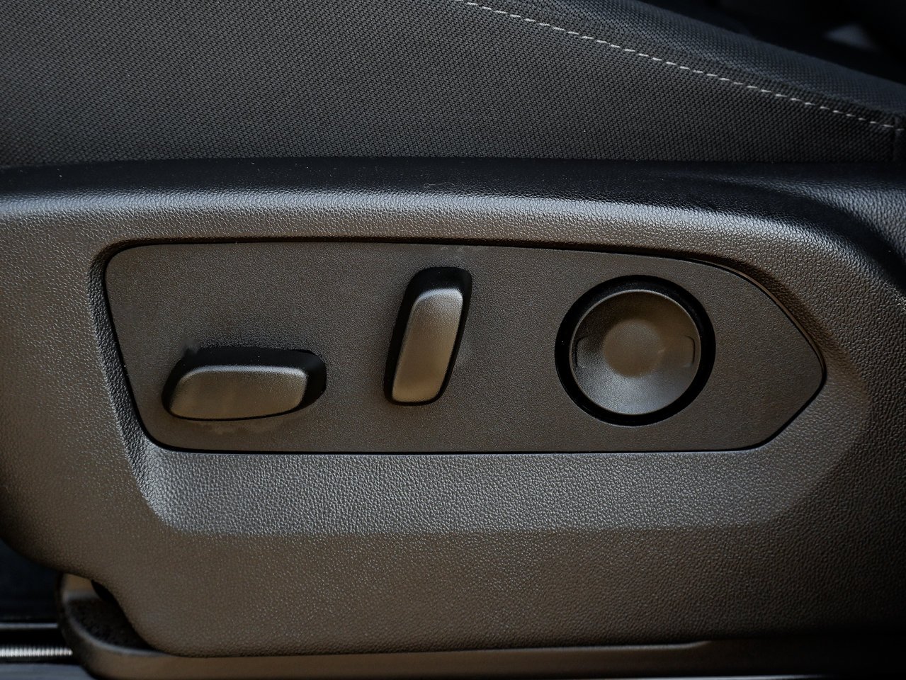 2025 Chevrolet Silverado 1500 4WD Crew Cab 147 LT White Sherwood Park - photo #18
