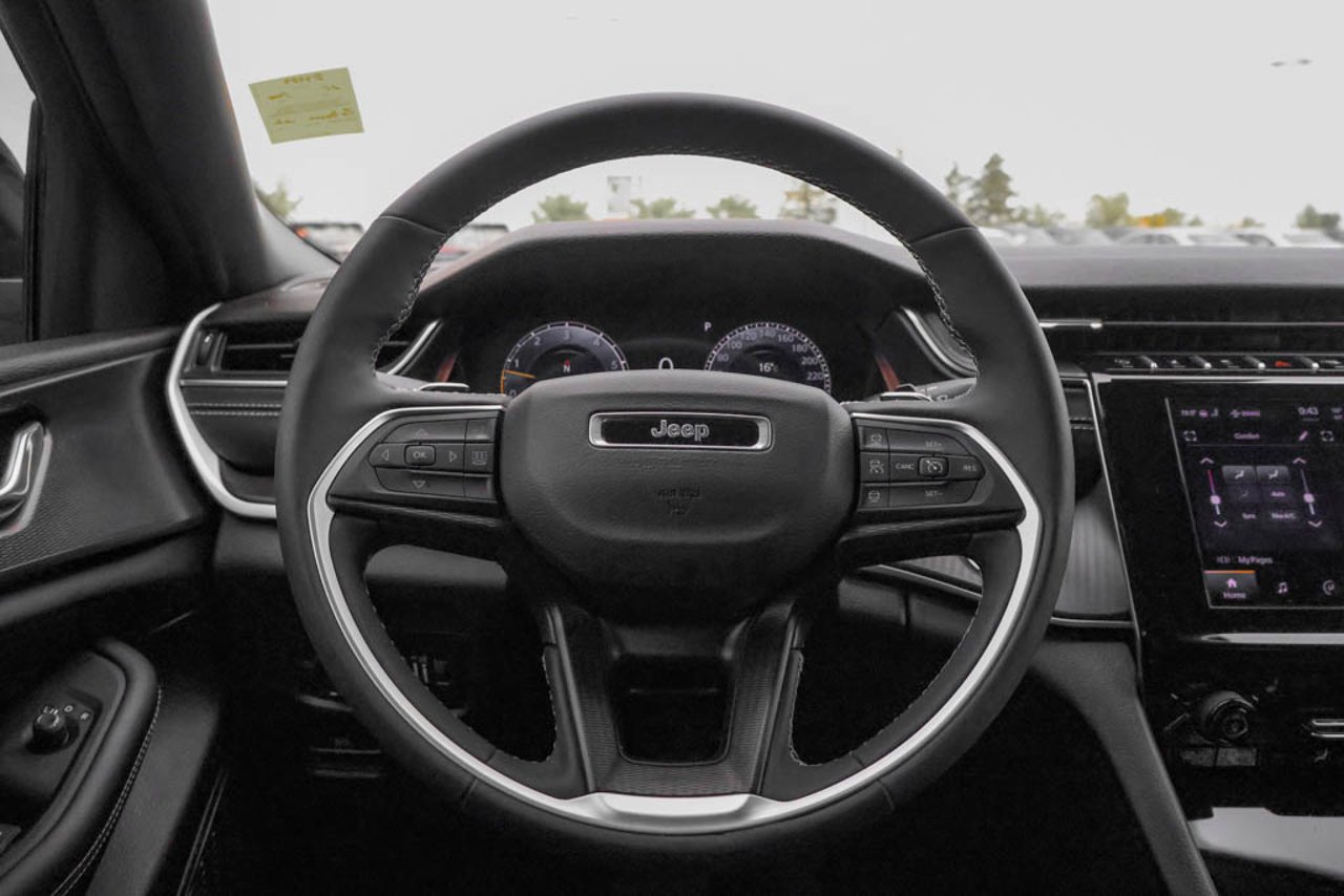 2025 Jeep Grand Cherokee Altitude 4x4 White Sherwood Park - photo #17