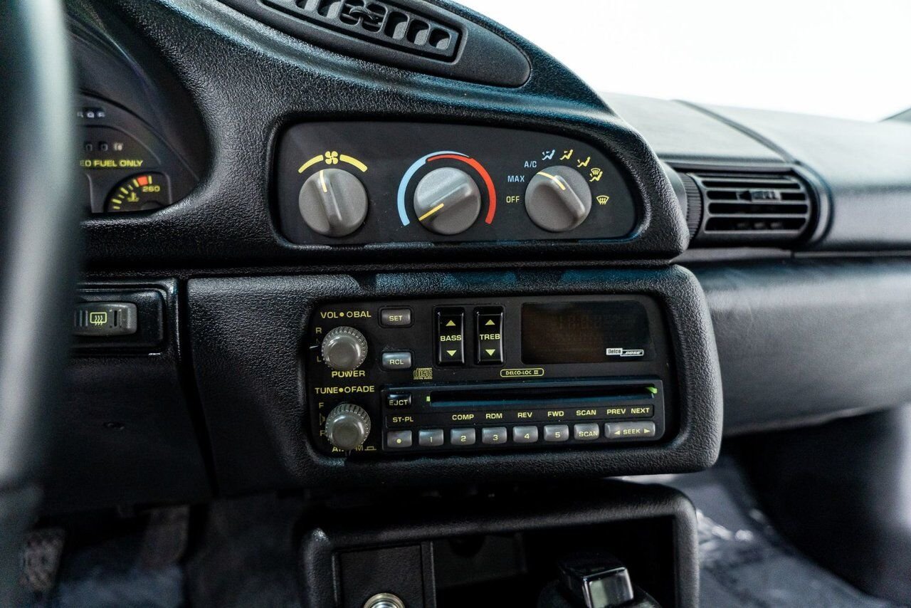 1993 Chevrolet CAMARO Z28 PRIX EN USD | Pace Car with only 957km (595mi) with original window sticker Black Montreal - photo #59
