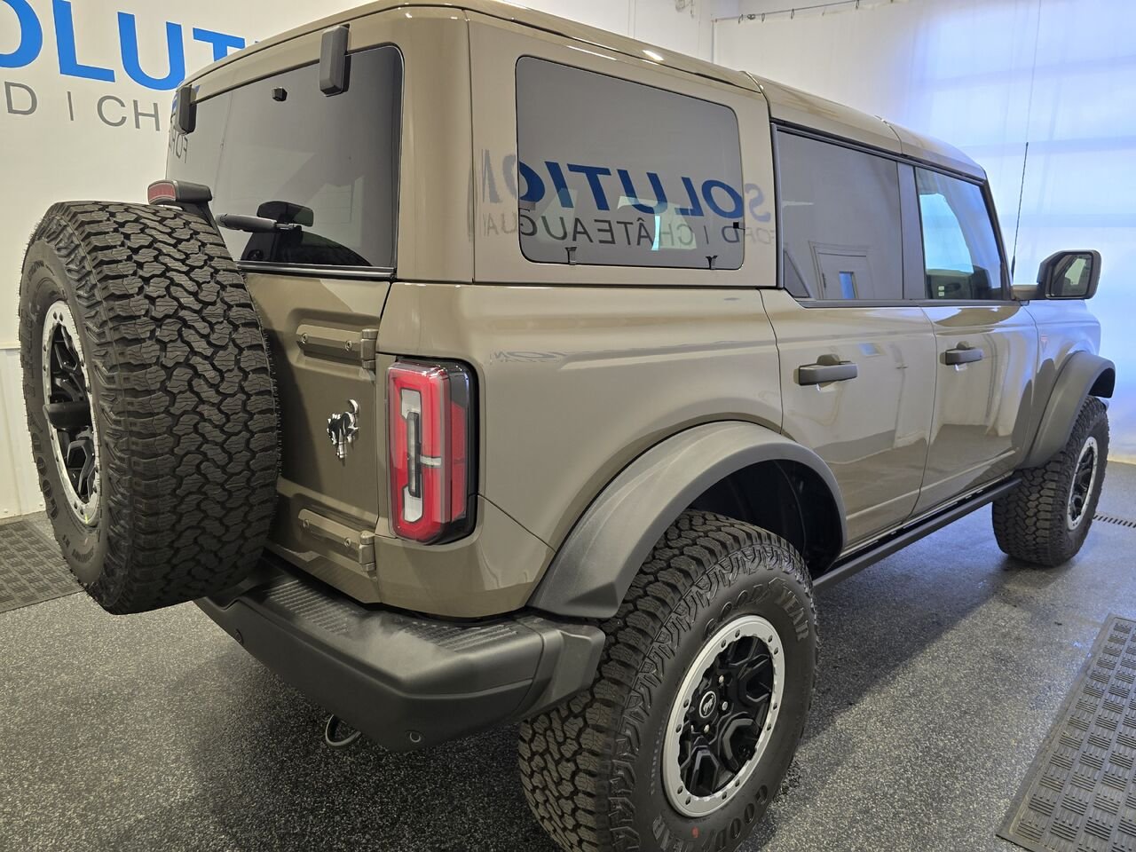 Ford Bronco BADLANDS 4 PORTES 4X4 2026 Gris marais Châteauguay - photo #2