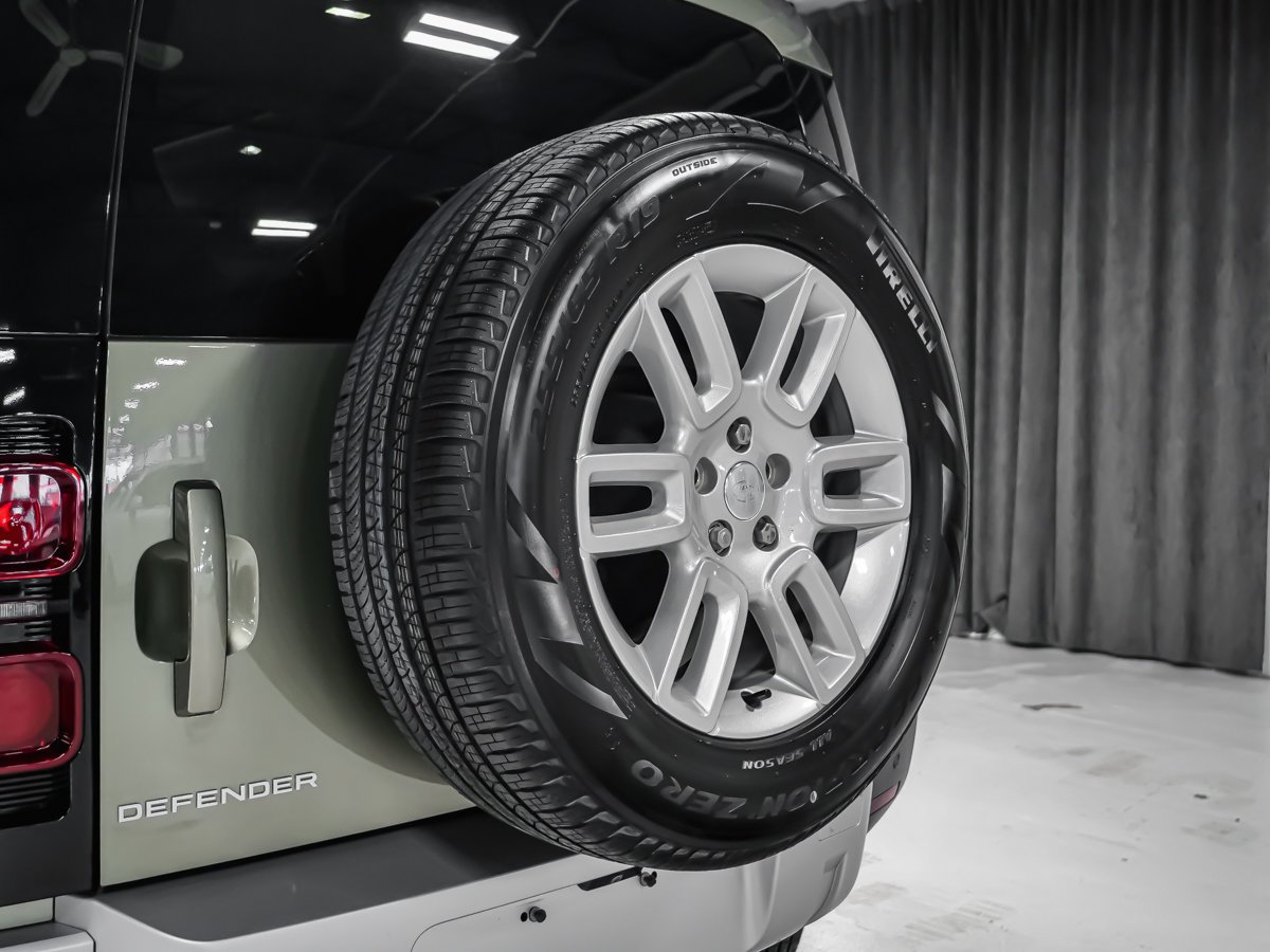 2025 Land Rover Defender S Green Montreal - photo #5