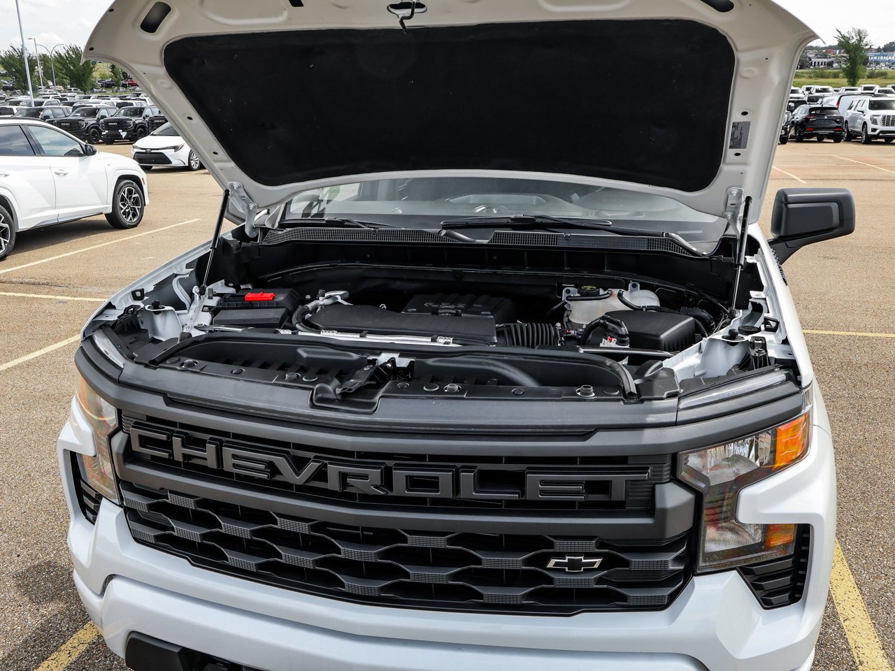 2025 Chevrolet Silverado 1500 4WD Crew Cab 147 Custom White Sherwood Park - photo #9