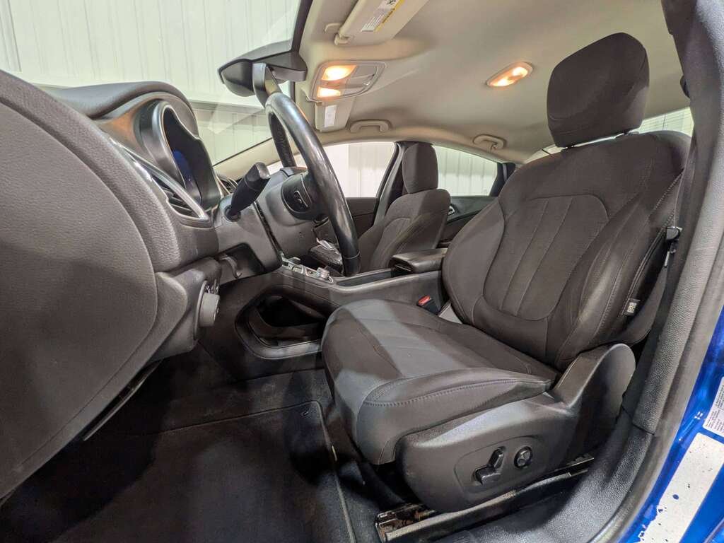 Chrysler 200 4dr Sdn Limited FWD 2016 Bleu Val-David - photo #1