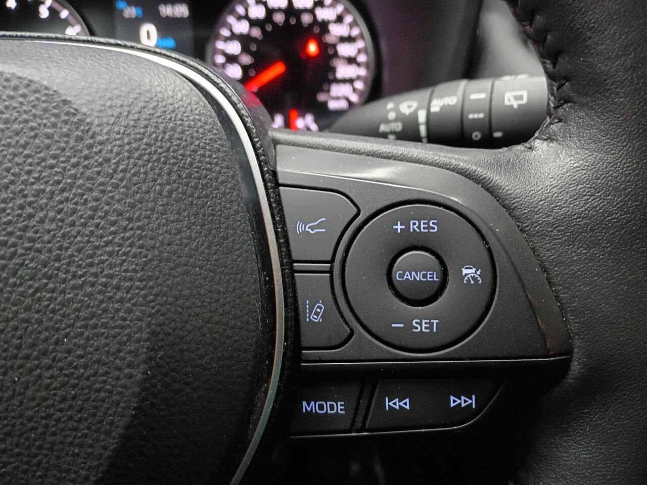 2021 Toyota RAV4 White Blainville - photo #26