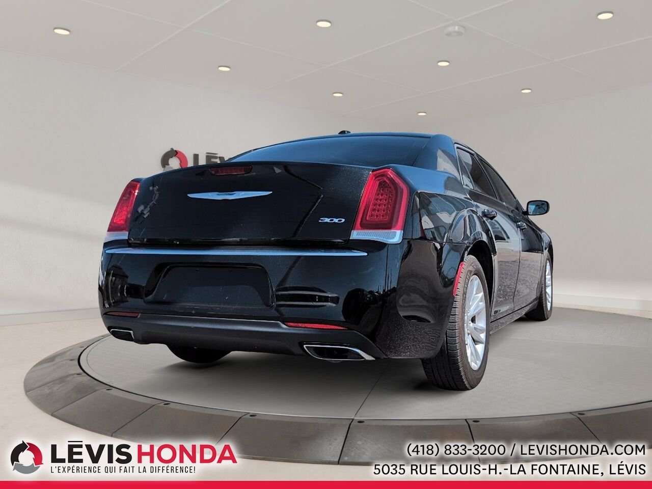 Chrysler 300 Touring Berline 4 portes tourisme, traction arrière 2015 Noir Lévis - photo #9