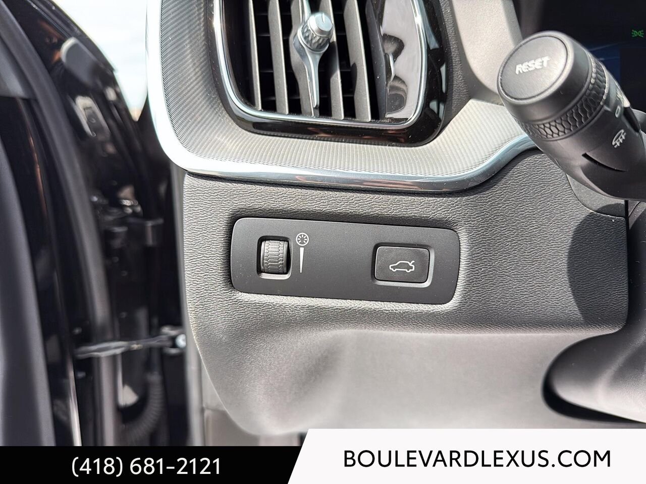 2022 Volvo XC60 19661A | B6 R-Design TI Black Quebec - photo #12