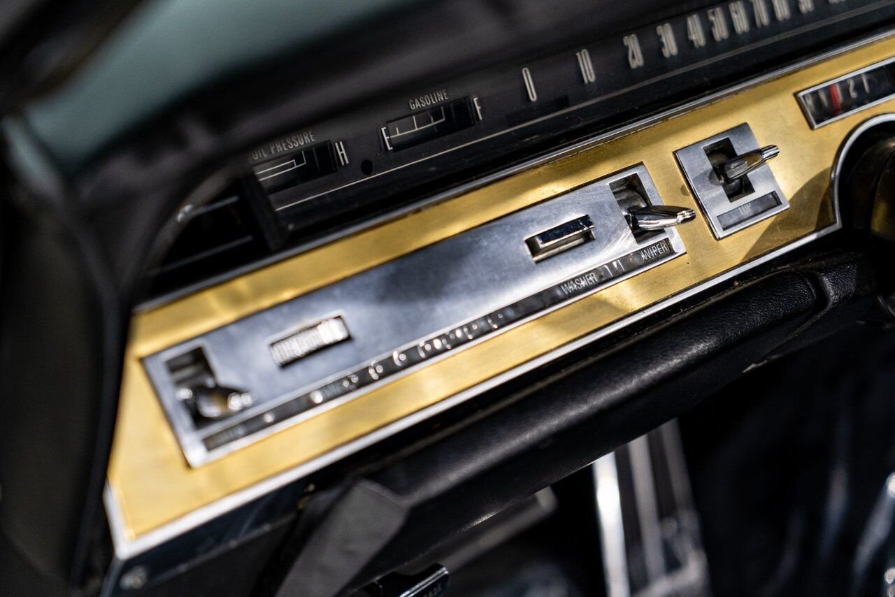 Chrysler IMPERIAL Unrestored with only 31,056 original miles **PRICE IN USD** 1968 Blanc Montréal - photo #83