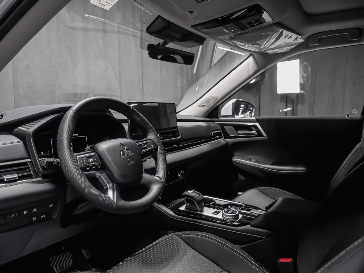 2026 Mitsubishi Outlander Plug-In Hybrid SE White Diamond Premium Finish Montreal - photo #6