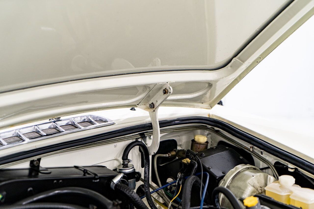 1979 MG B Beautifully presented from former complete restoration White Montreal - photo #89