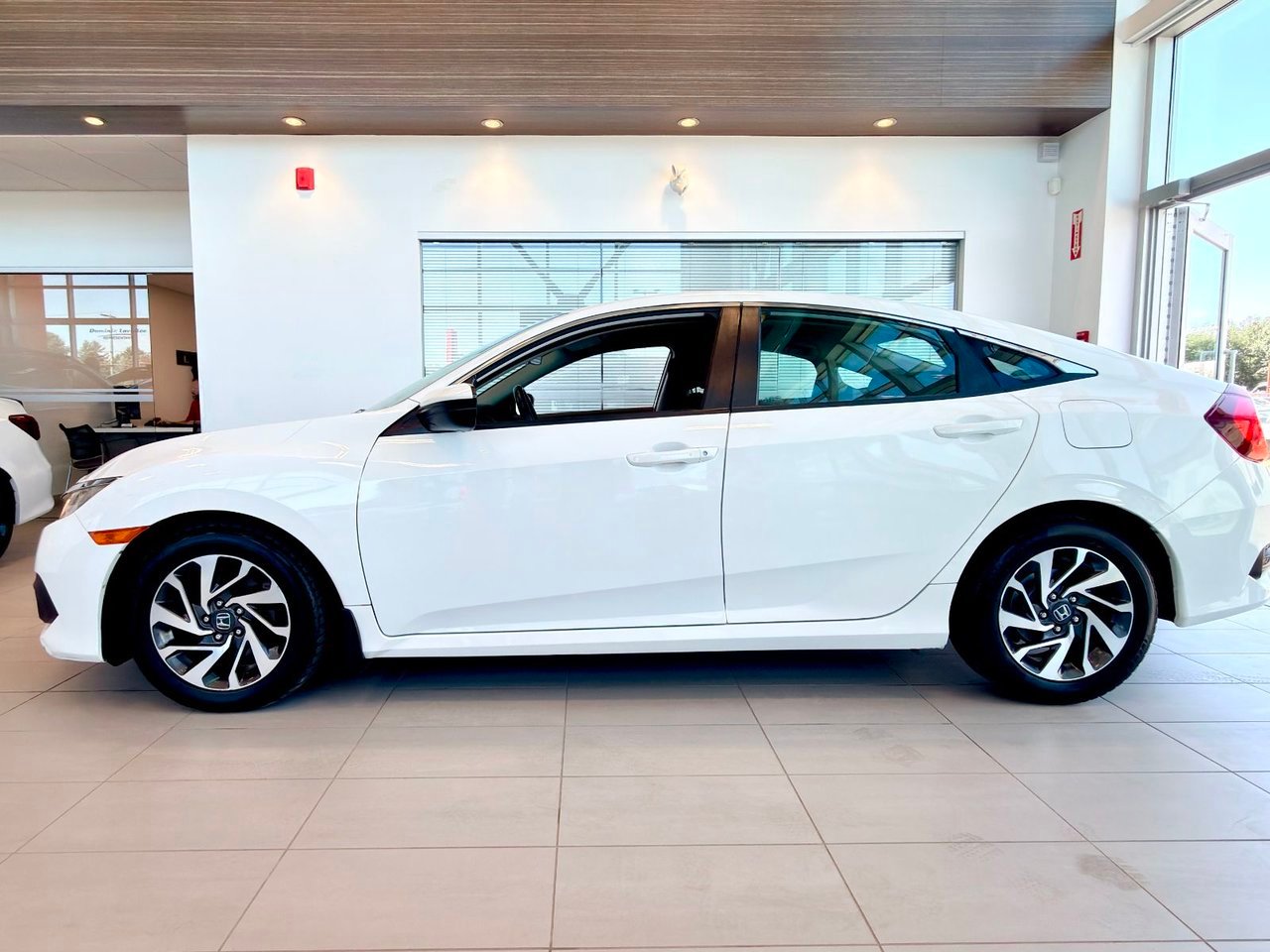 2018 Honda Civic Sedan White Notre-Dame-des-Prairies - photo #7