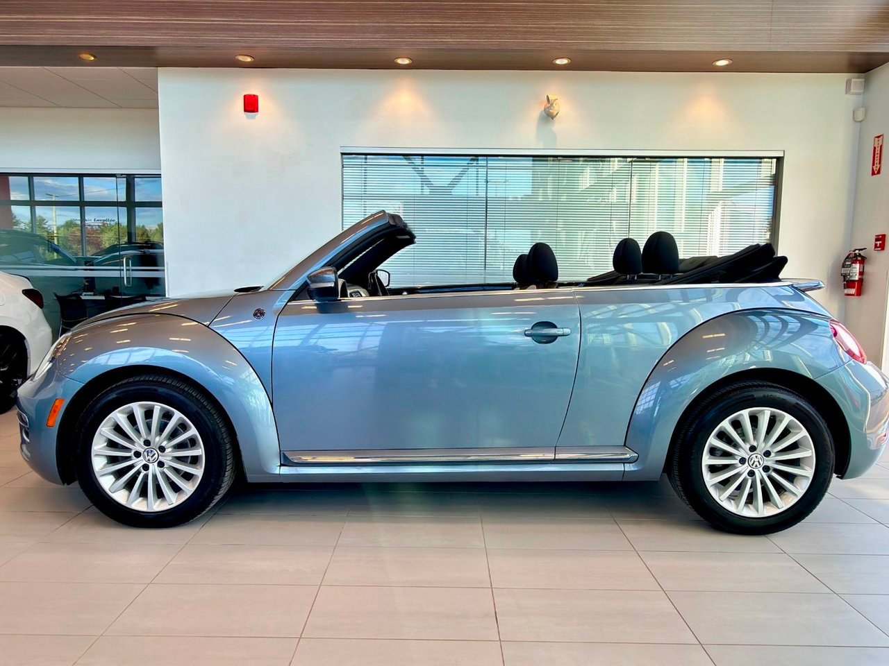 Volkswagen Beetle Convertible 2019 Bleu Notre-Dame-des-Prairies - photo #7