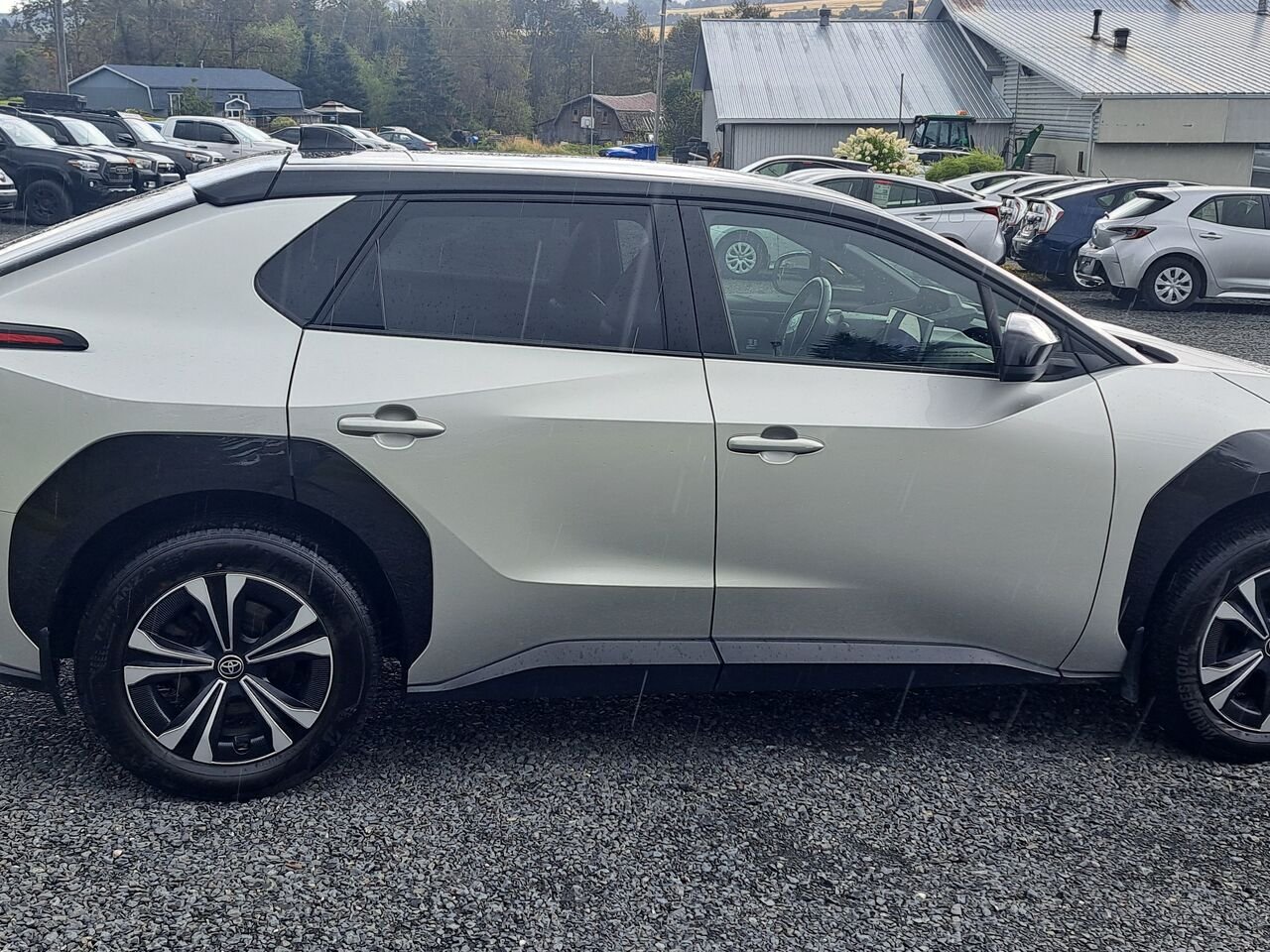 2023 Toyota bZ4X XLE TI Elemental Silver with Black Roof Lac-Etchemin - photo #5