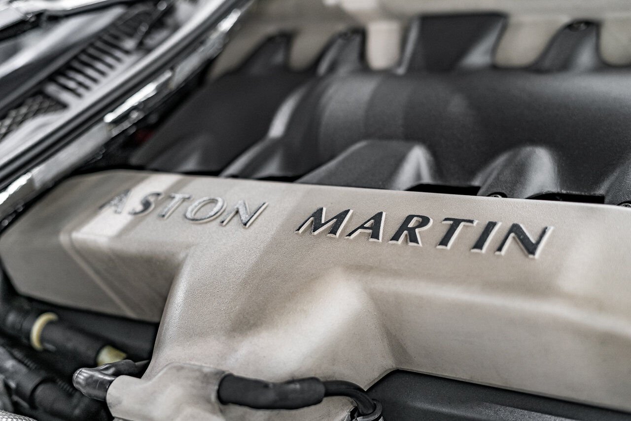 Aston Martin Vanquish PRIX EN USD | ORIGINAL MSRP OF $225,000 USD - FACTORY UPGRADE TO VANQUISH S TRANSMISSION 2003 Gris Montréal - photo #16
