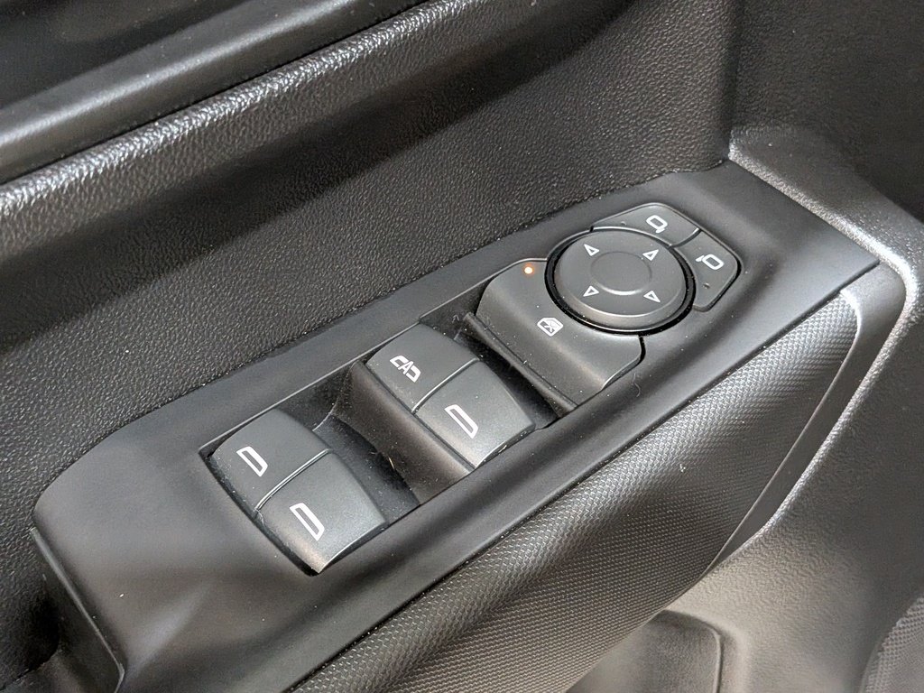 Chevrolet Silverado 1500 4WD Crew Cab 157" Custom 2022 Noir Val-David - photo #32