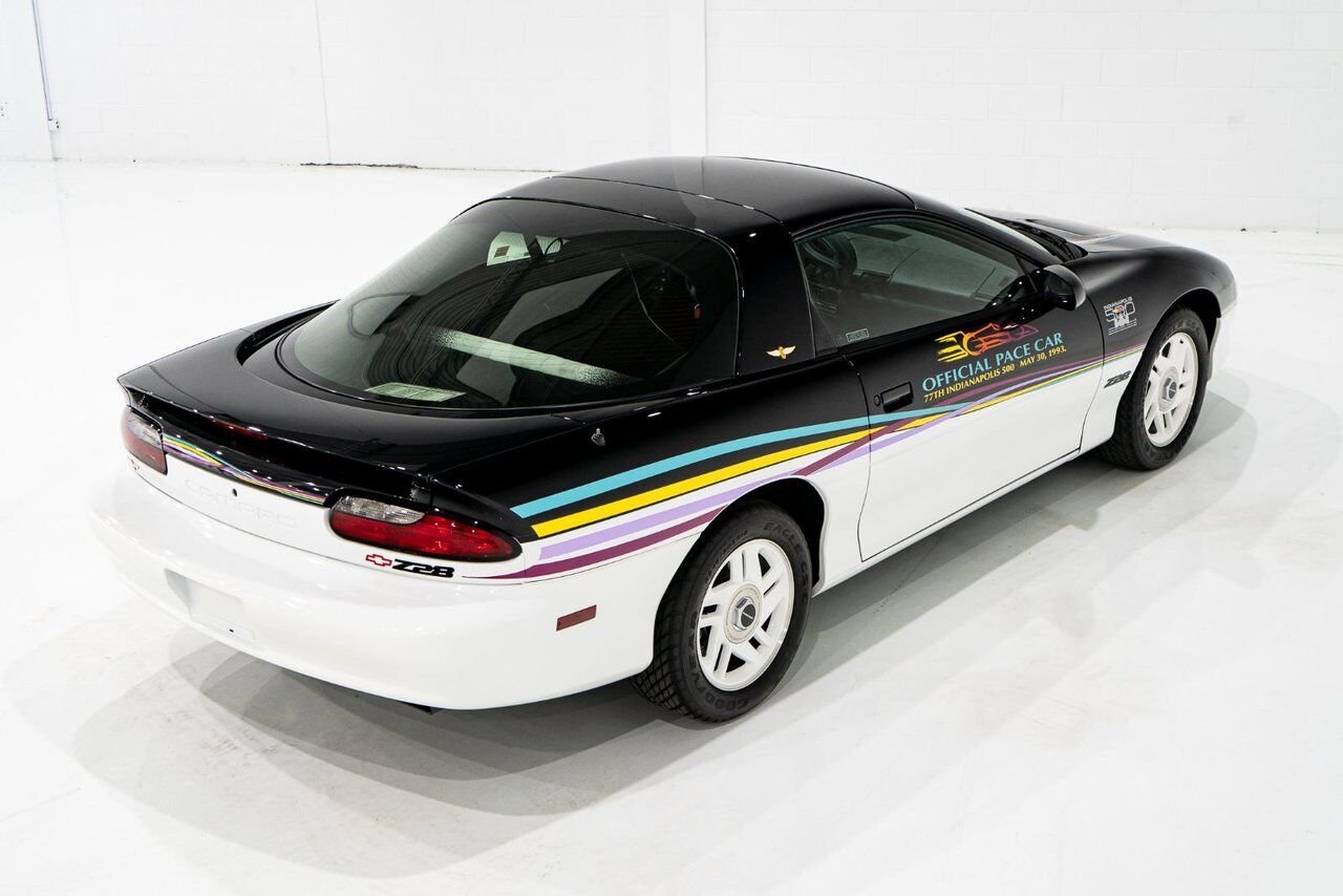 1993 Chevrolet CAMARO Z28 PRIX EN USD | Pace Car with only 957km (595mi) with original window sticker Black Montreal - photo #5