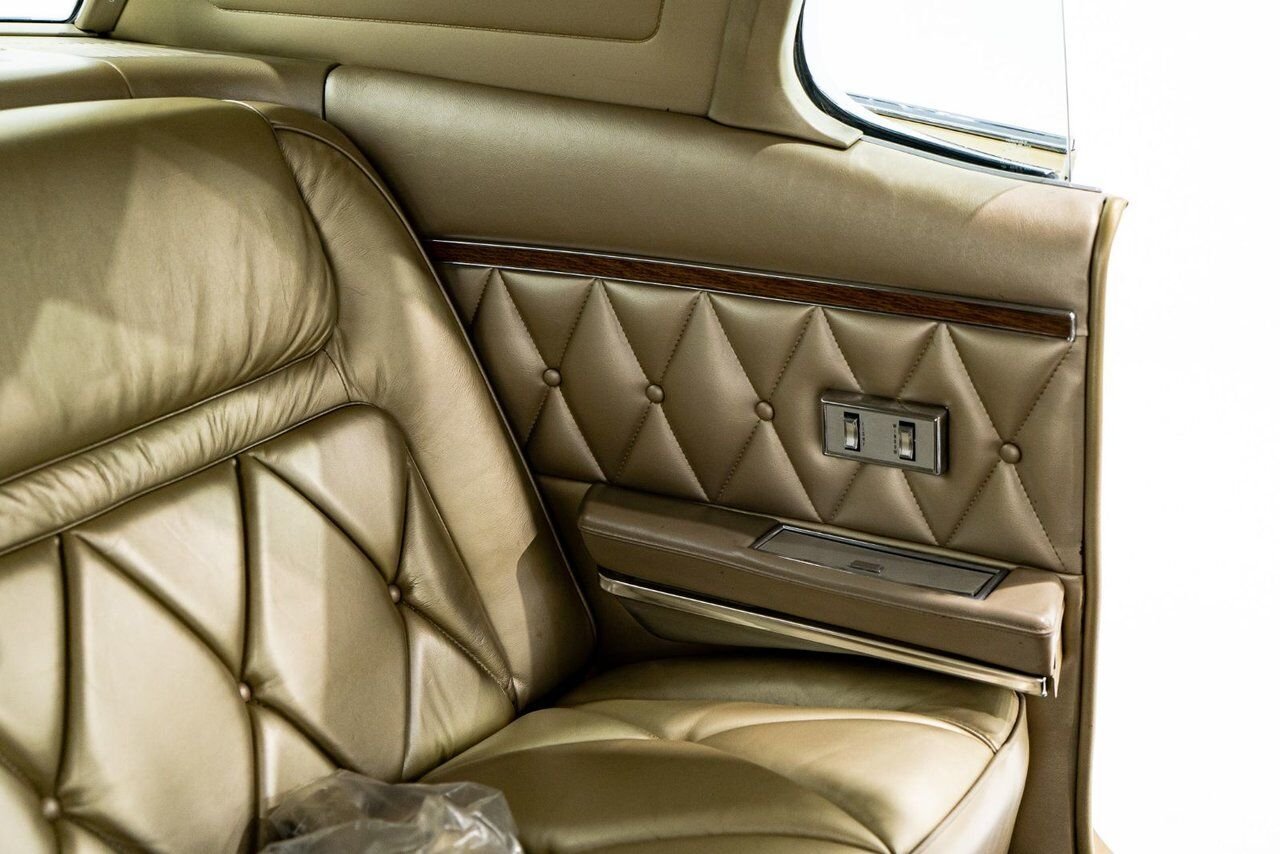 Lincoln Continental Only 687 miles from new. Unrestored example **PRICE IN USD** 1969 Or Montréal - photo #63