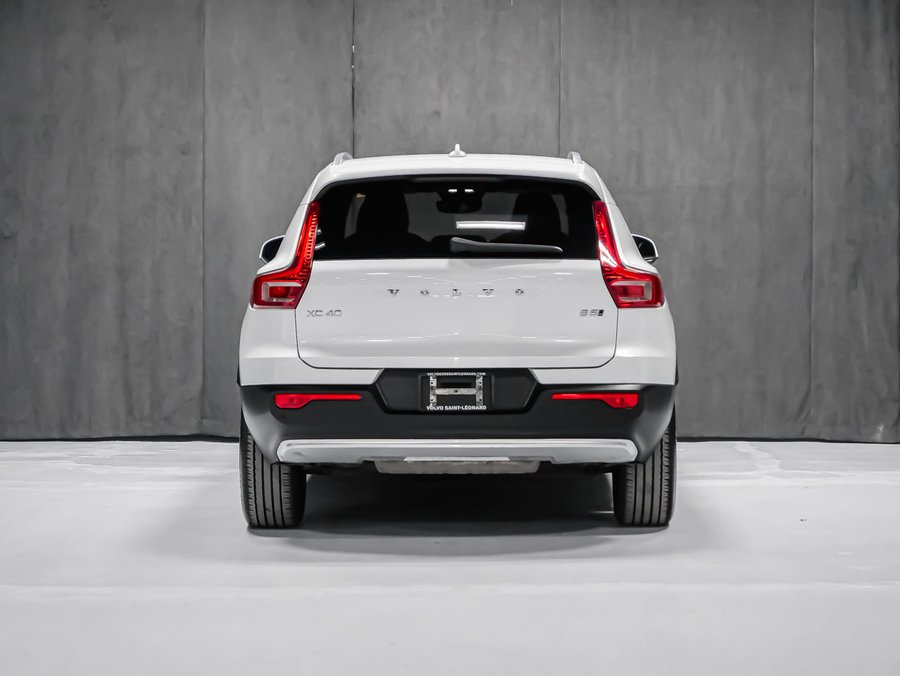 2023 Volvo XC40 B5 CORE CONVENIENCE CLIMATE White