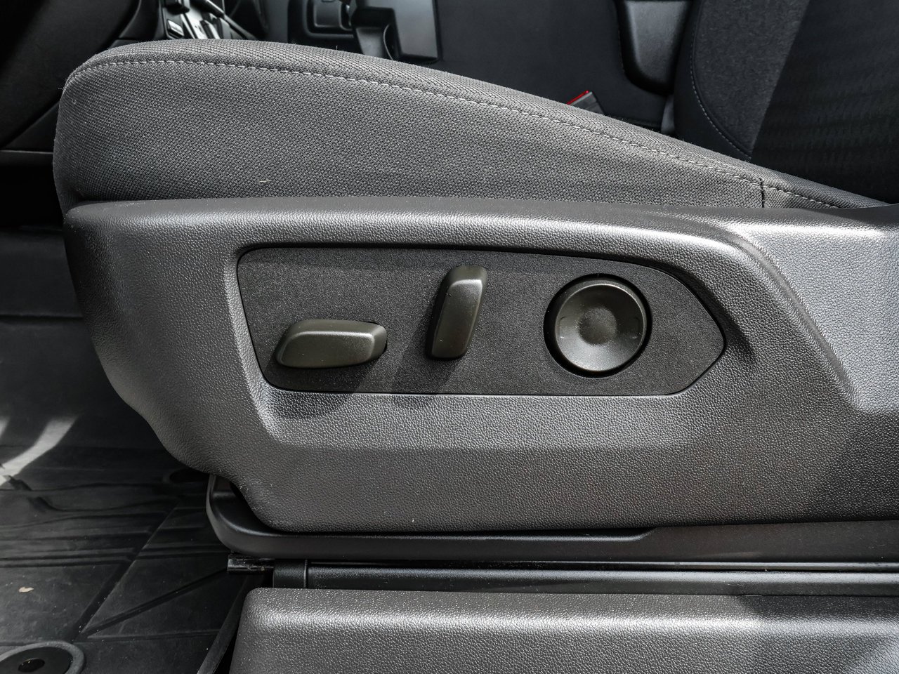 2025 Chevrolet Silverado 1500 4WD Crew Cab 147 Custom White Sherwood Park - photo #20