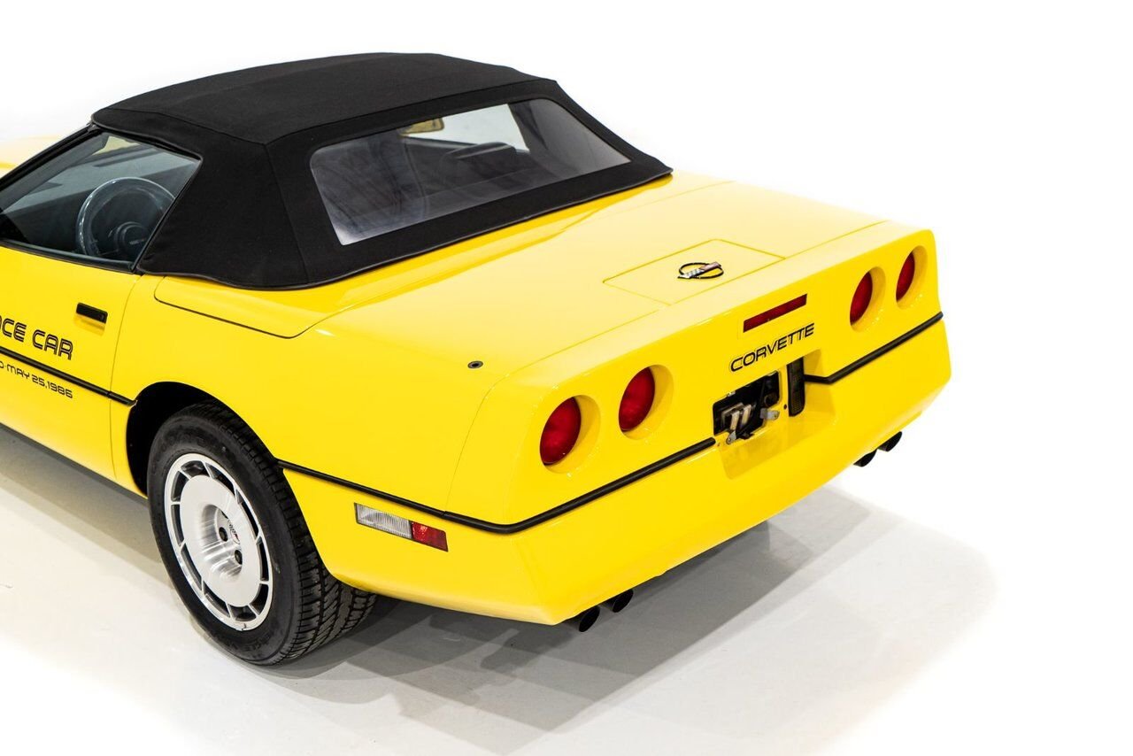 Chevrolet Corvette Pace Car livery with only 17,380km (10,800miles) 1986 Jaune Montréal - photo #29