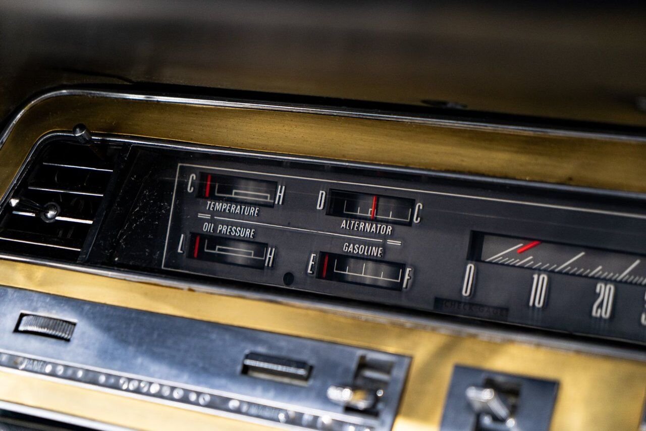 Chrysler IMPERIAL Unrestored with only 31,056 original miles **PRICE IN USD** 1968 Blanc Montréal - photo #85