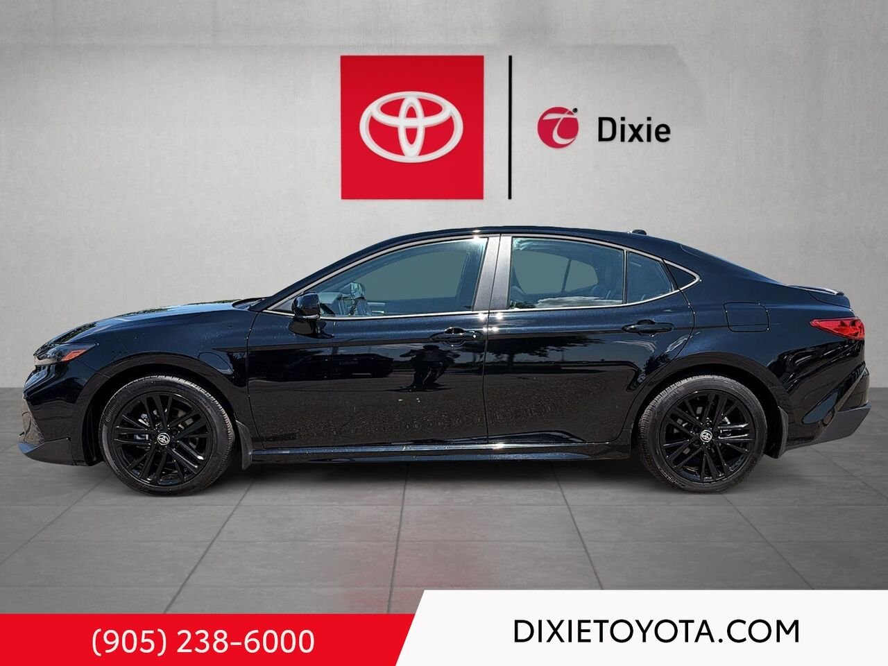 2026 Toyota Camry HYBRID SE UPGRADE AWD / CLEAN CARFAX / HEATED SEATS / MOONROOF / ALLOY WHEELS / CARPLAY AND ANDROID AUTO Black Mississauga - photo #5