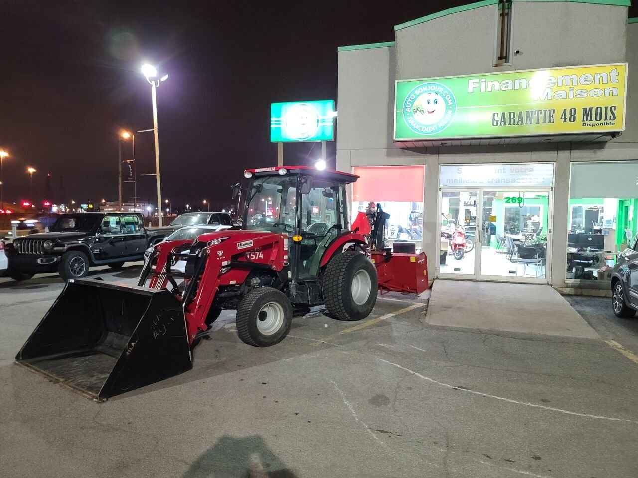 TYM T574H 2023 Rouge Longueuil, - photo #0