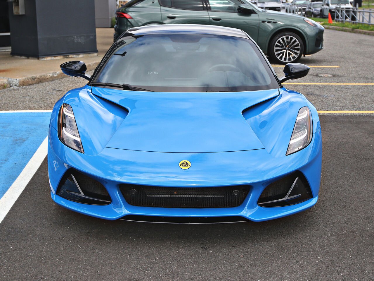 2024 Lotus Emira Blue Québec - photo #3