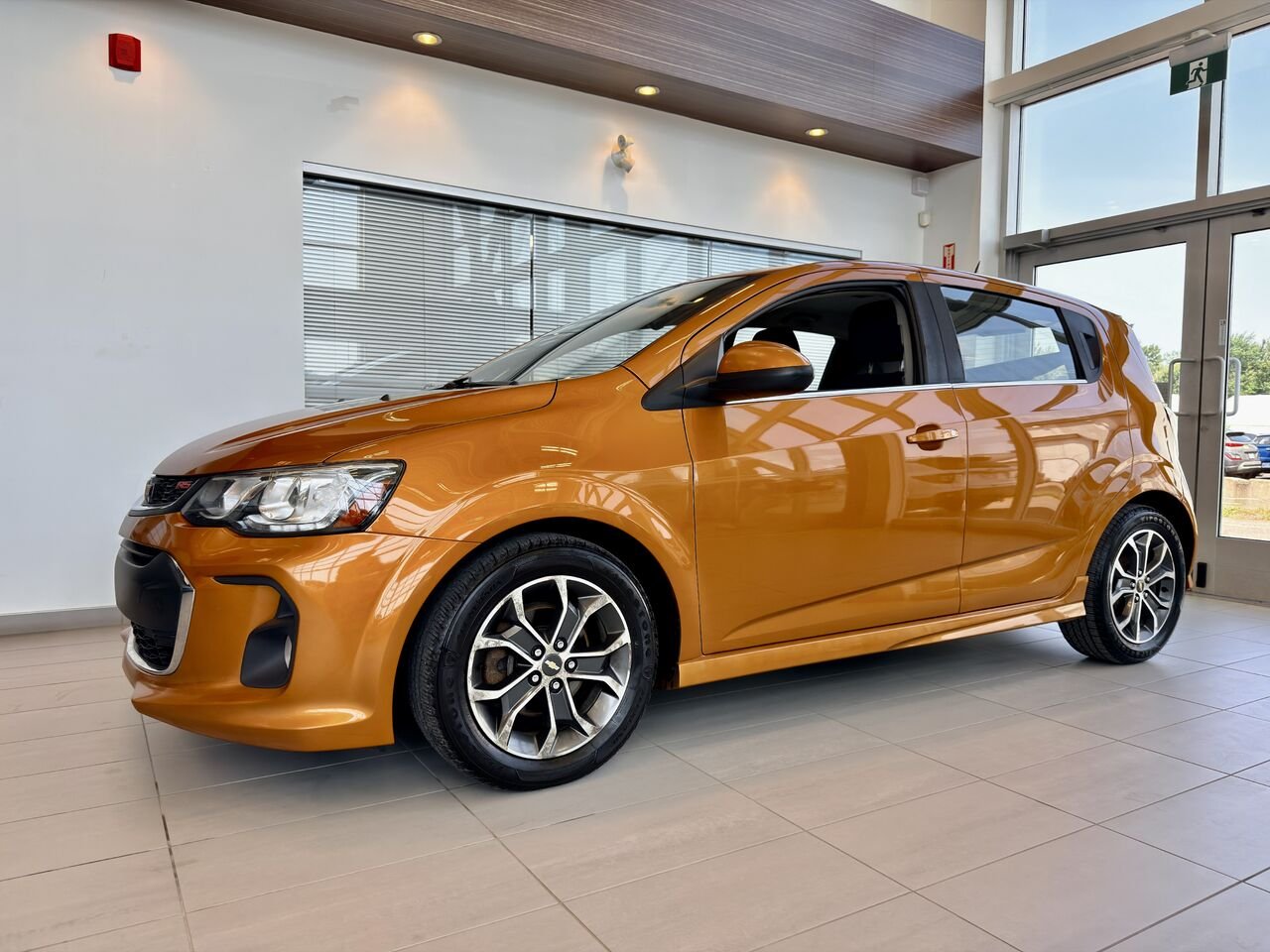 Chevrolet Sonic 2017 Orange Notre-Dame-des-Prairies - photo #2
