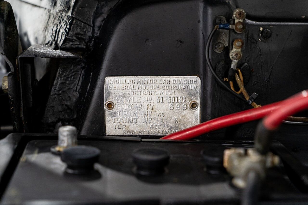 Cadillac Fleetwood Unrestored factory black paint **PRICE IN USD** 1951 Noir Montréal - photo #50