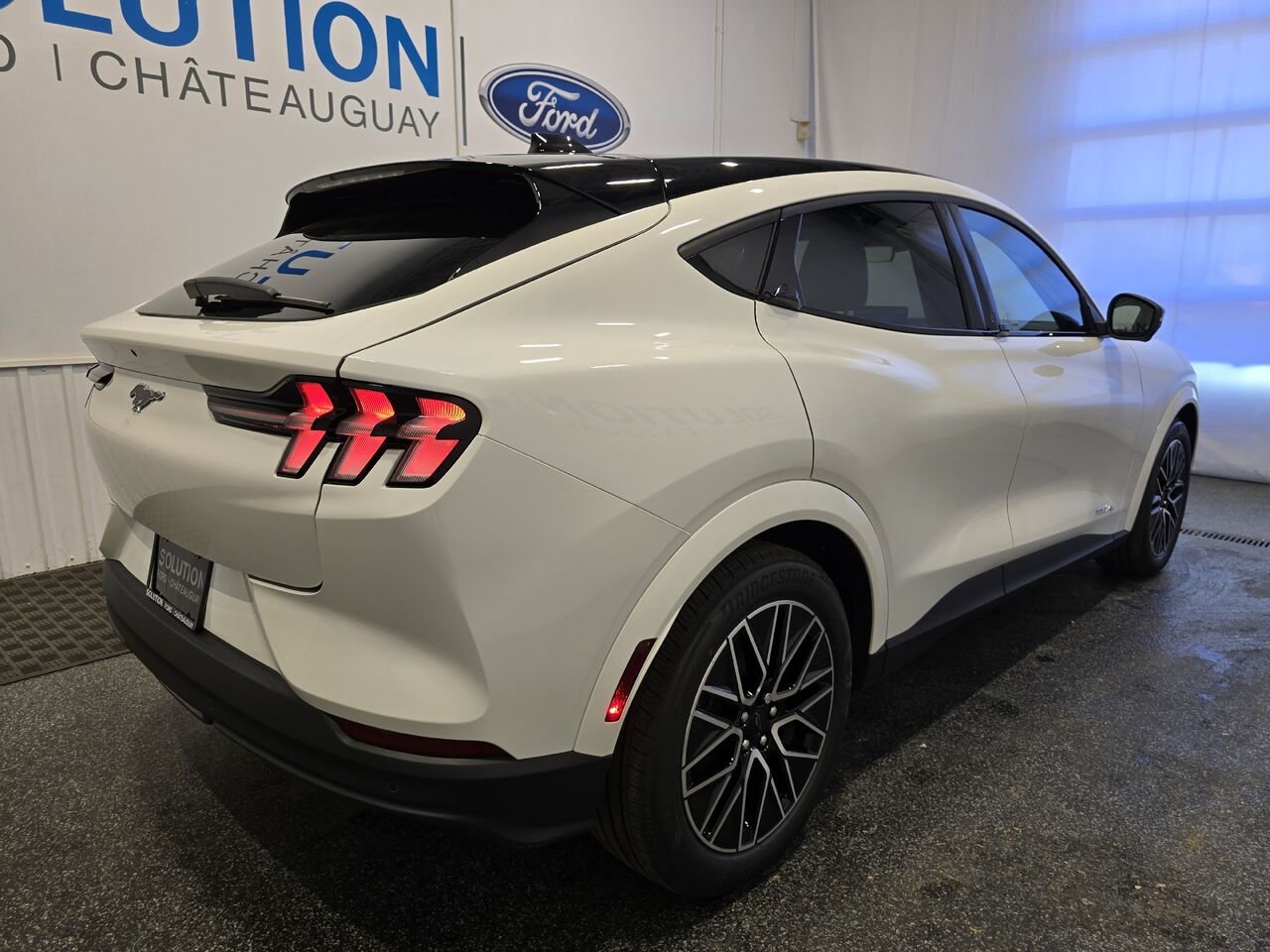 2026 Ford Mustang Mach-E Star White Metallic Tri-Coat Châteauguay - photo #2