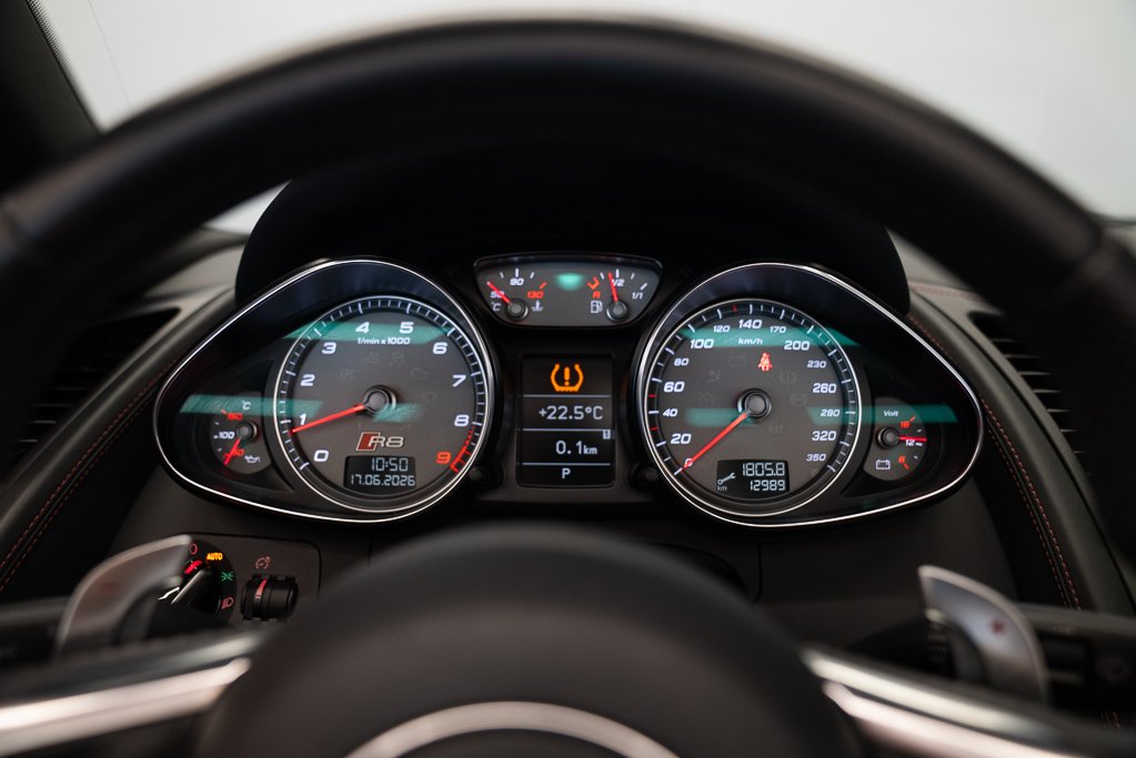 2015 Audi R8 V8 Spyder \ LOW KM Red Kirkland - photo #8