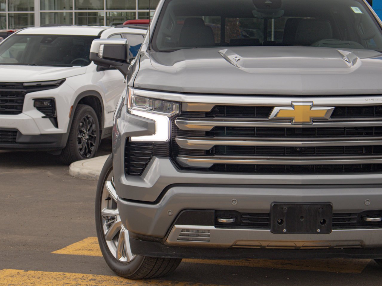 2024 Chevrolet Silverado 1500 4WD Crew Cab 157 High Country Grey Sherwood Park - photo #4