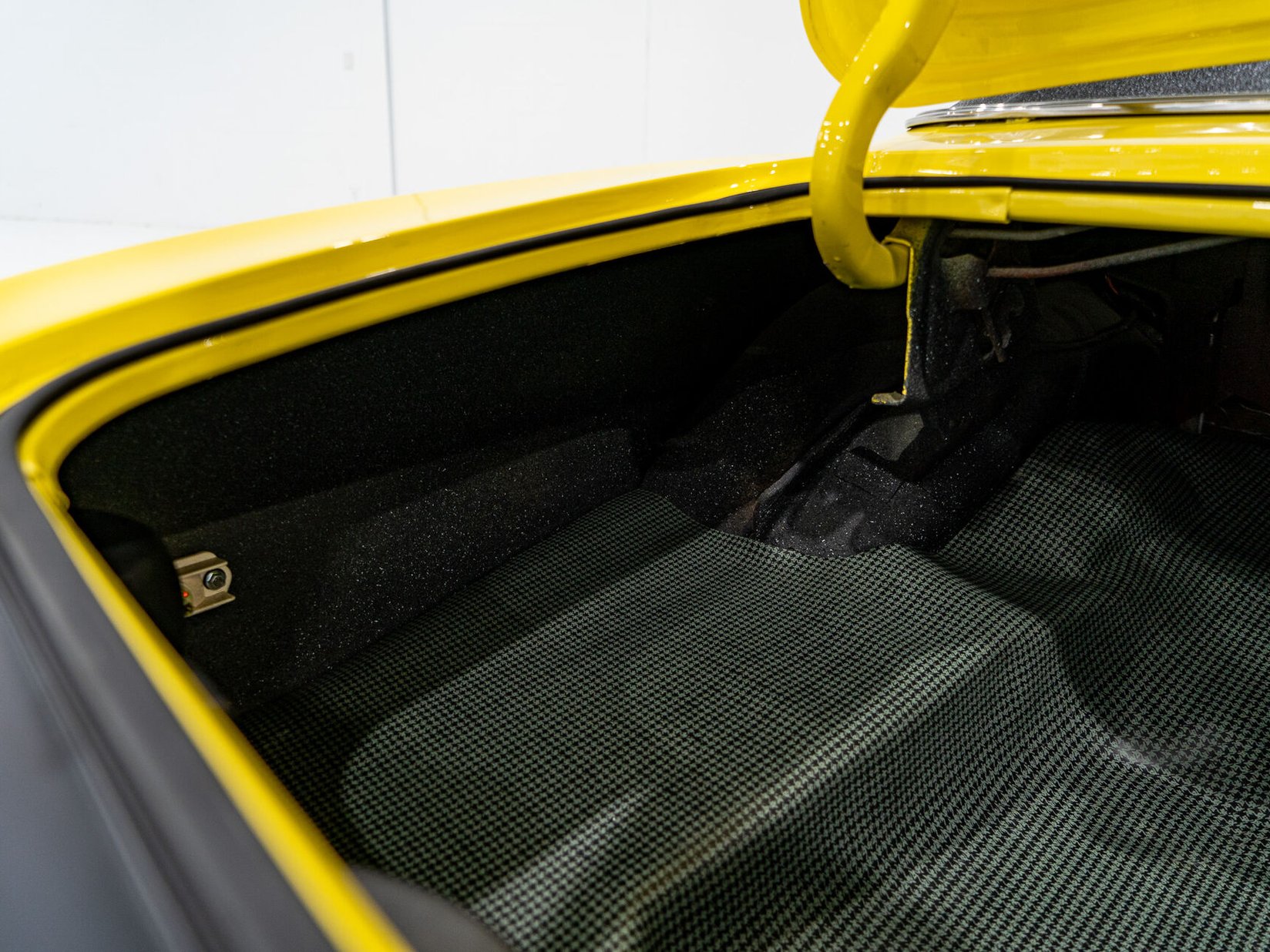 1969 Chevrolet Camaro SS **PRIX EN USD** With factory A/C Yellow Montreal - photo #75
