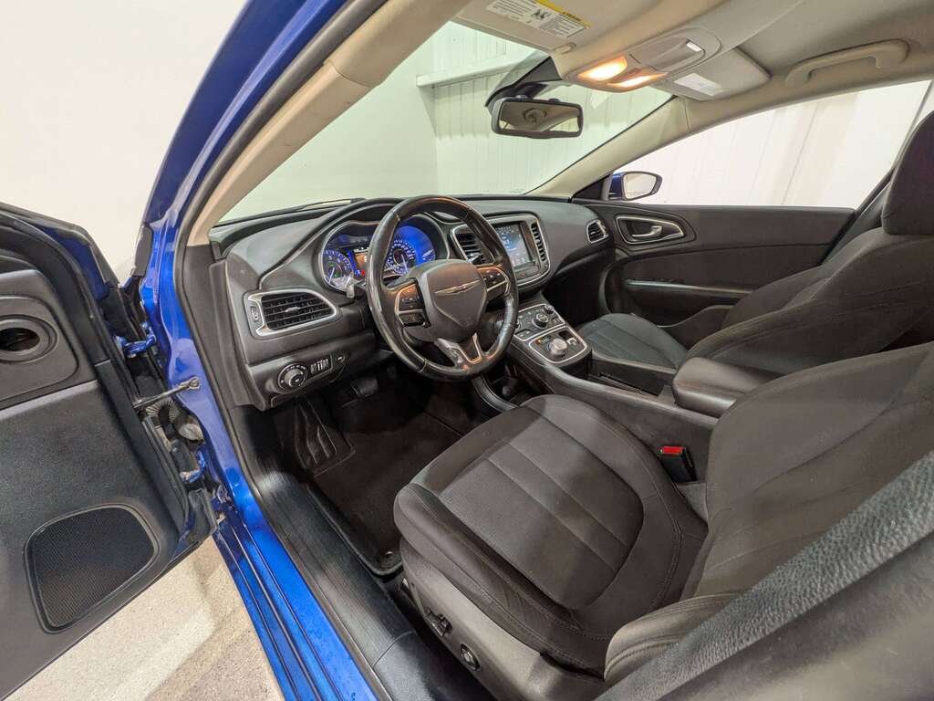 Chrysler 200 4dr Sdn Limited FWD 2016 Bleu Val-David - photo #9