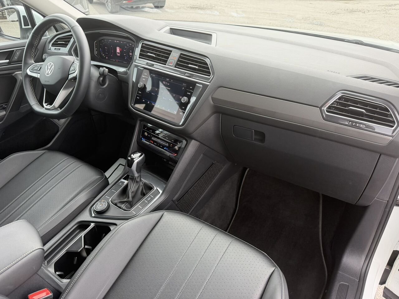 Volkswagen Tiguan Comfortline 4MOTION 2024 Blanc Laval - photo #17