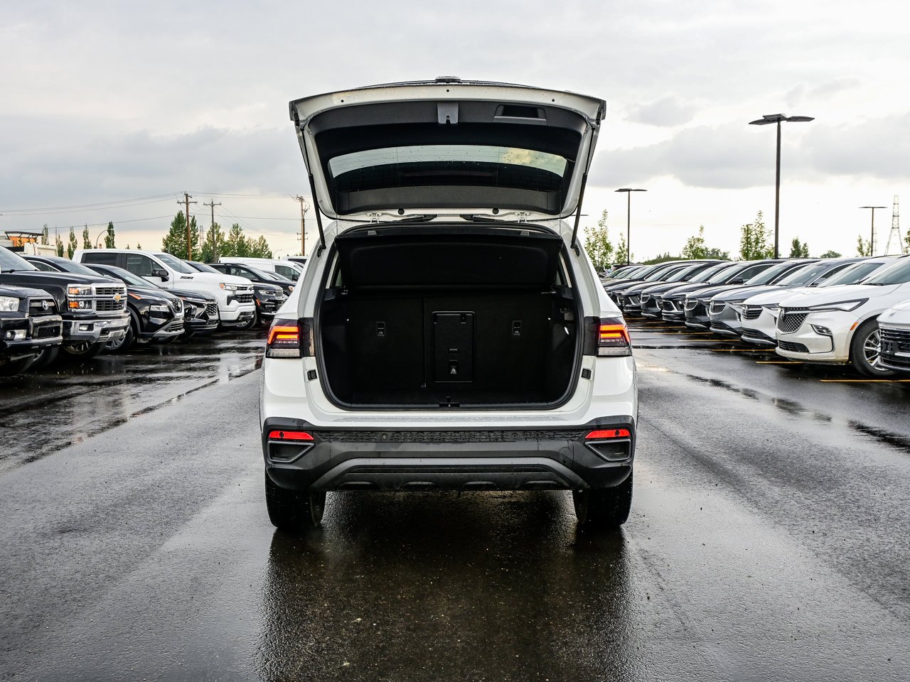 2026 Volkswagen Taos Comfortline Black Edition 4MOTION White Sherwood Park - photo #13