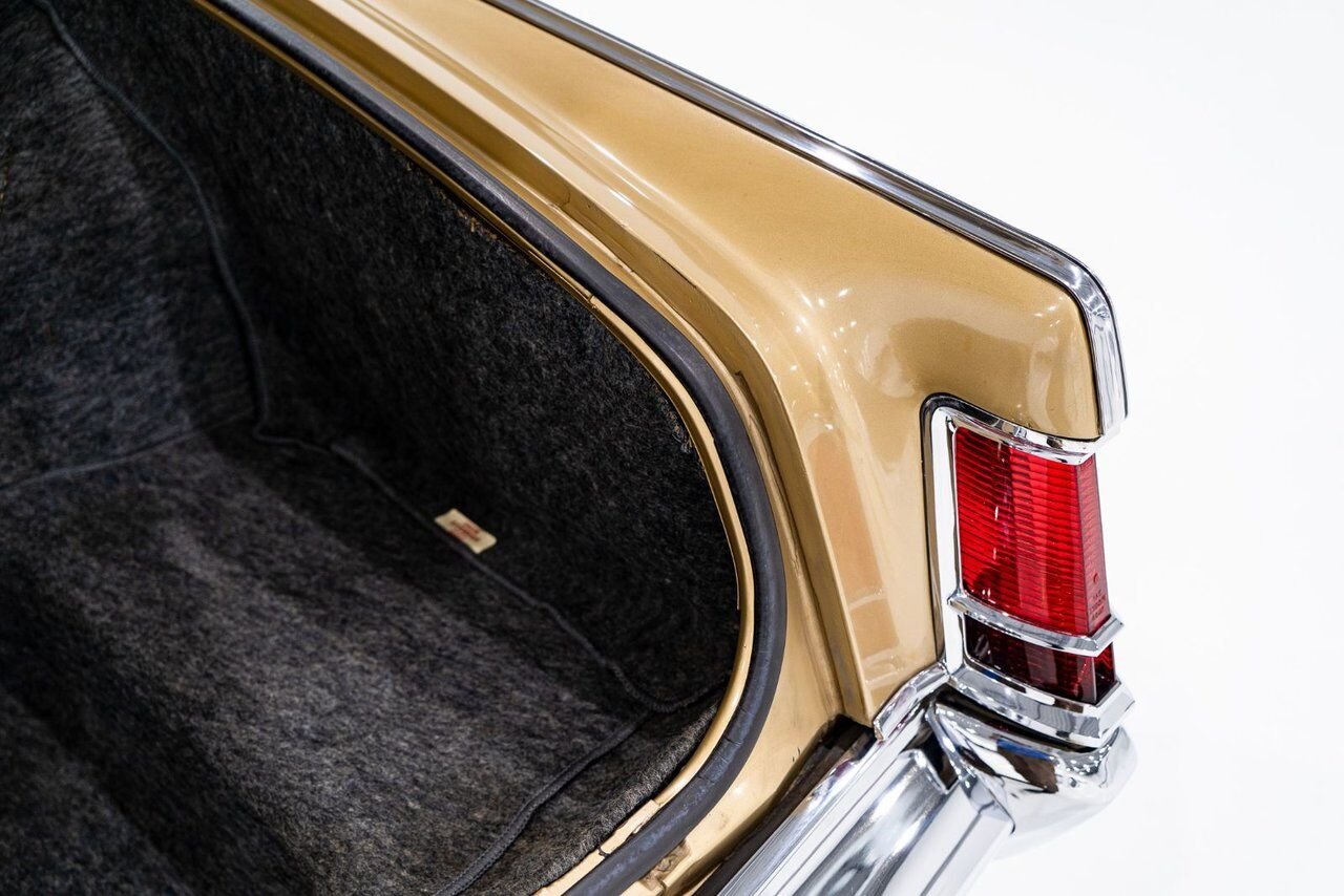 Lincoln Continental Only 687 miles from new. Unrestored example **PRICE IN USD** 1969 Or Montréal - photo #80