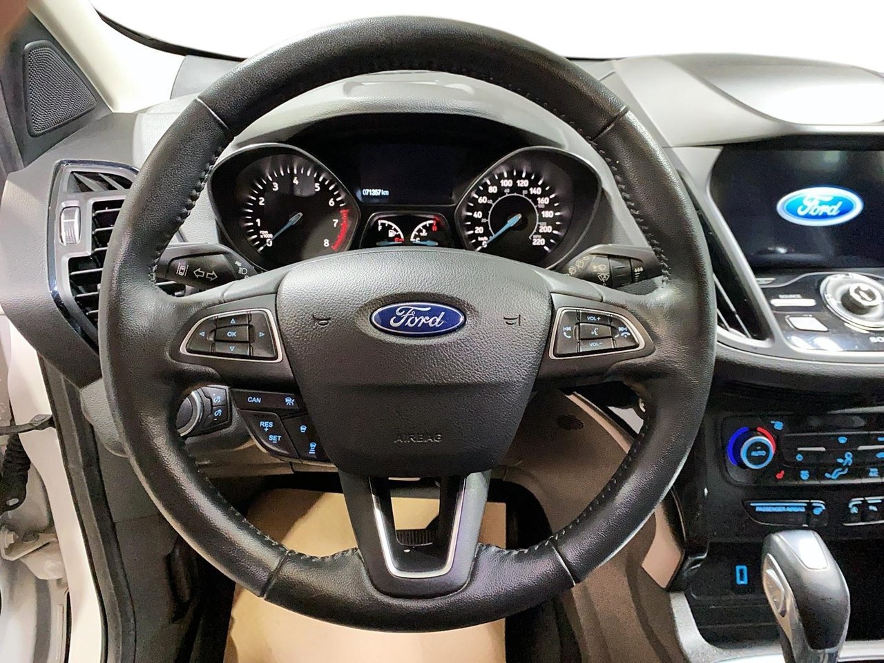 Ford Escape NIV 1FMCU9J90KUA83083 2019 Blanc Chicoutimi - photo #12