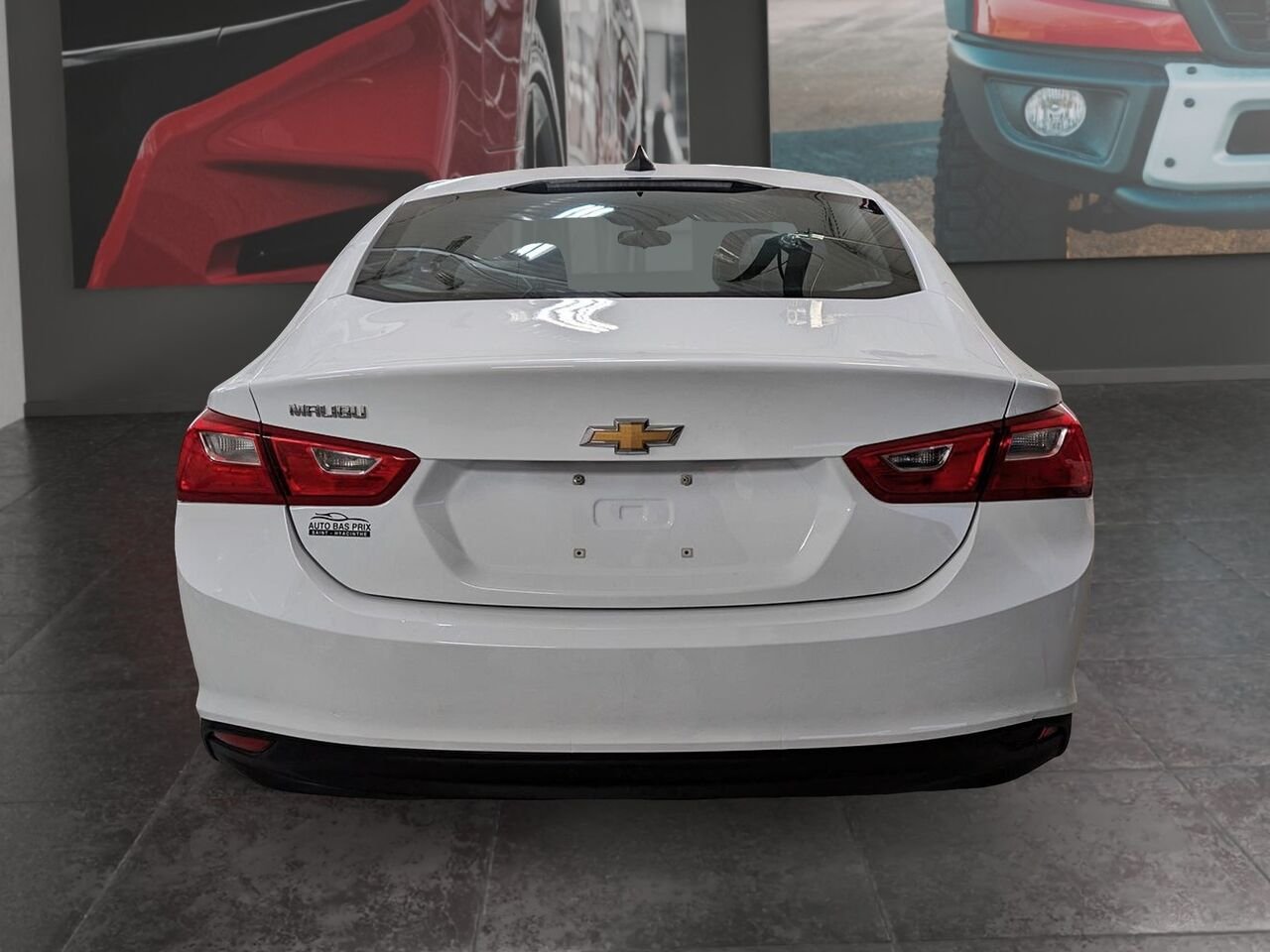 Chevrolet Malibu L berline 4 portes avec 1VL 2017 Gris Saint-Hyacinthe - photo #5
