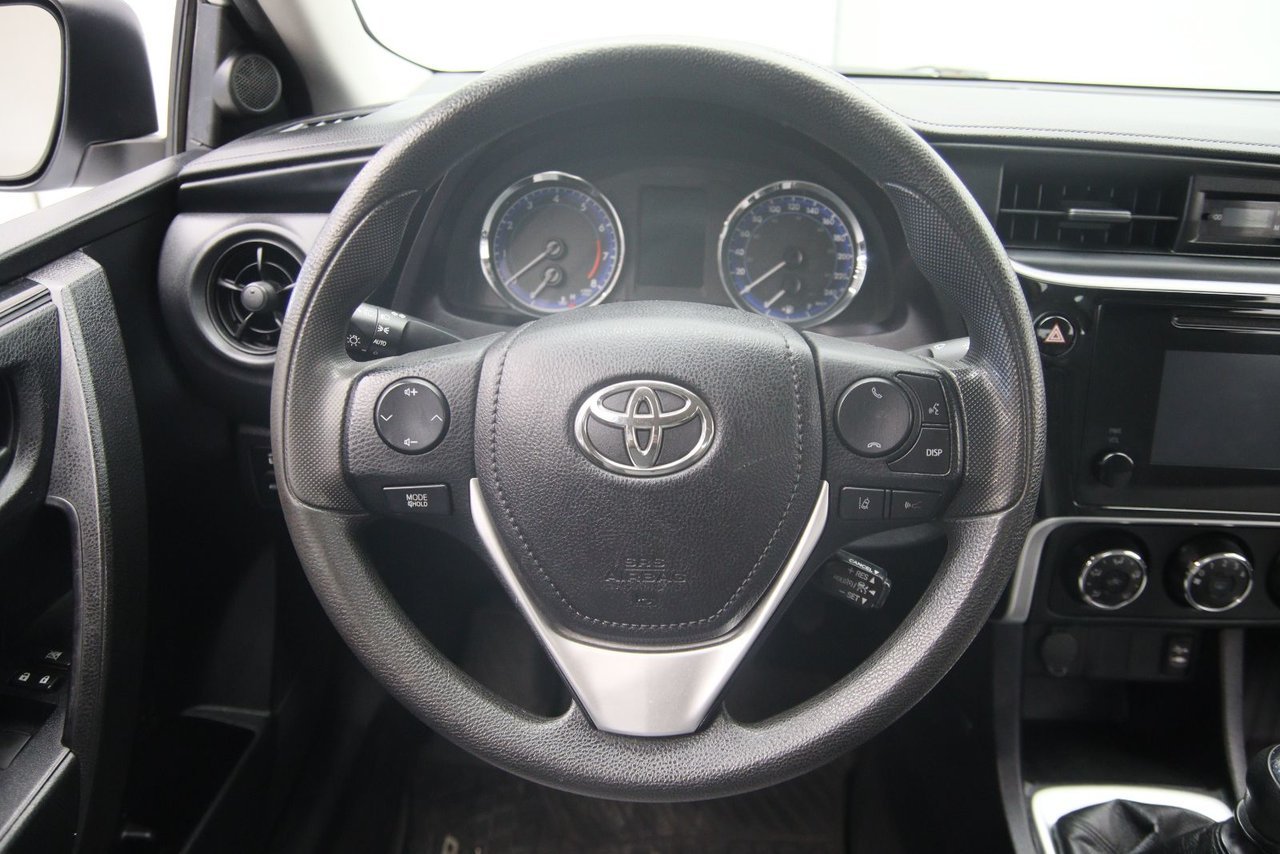 2018 Toyota Corolla VIN 2T1BURHE5JC086477 White Chicoutimi - photo #10