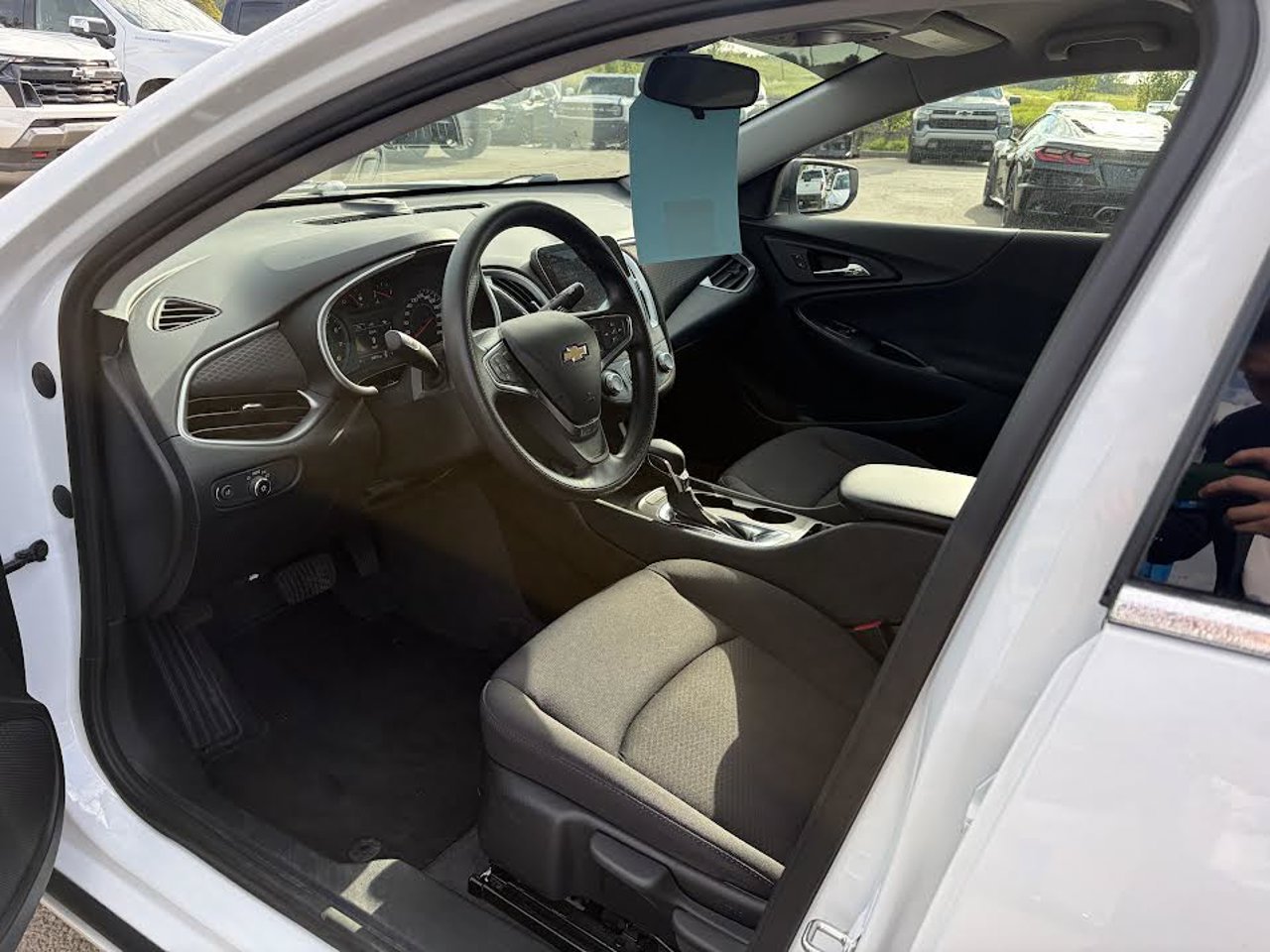 2022 Chevrolet Malibu 4dr Sdn LS w/1LS White Sherwood Park - photo #6