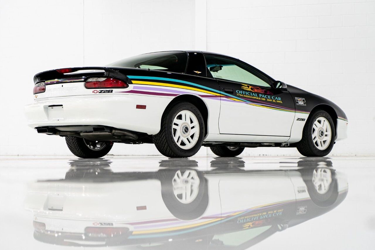 1993 Chevrolet CAMARO Z28 PRIX EN USD | Pace Car with only 957km (595mi) with original window sticker Black Montreal - photo #25